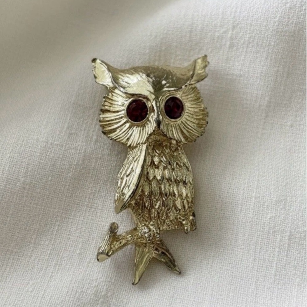 Vintage Gerry’s owl brooch gold tone red rhinestone eyes textured metal pin